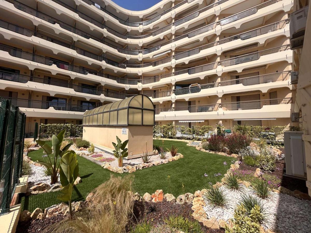 Studio Cabine A 200M De Port Frejus, Plage, Commerces, Terrasse, 4 Couchages, Menage Inclus - Fr-1-226A-31 Bagian luar foto