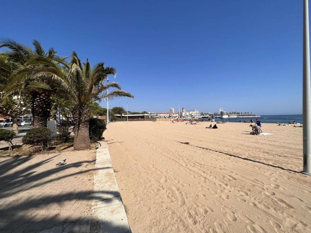 Studio Cabine A 200M De Port Frejus, Plage, Commerces, Terrasse, 4 Couchages, Menage Inclus - Fr-1-226A-31 Bagian luar foto